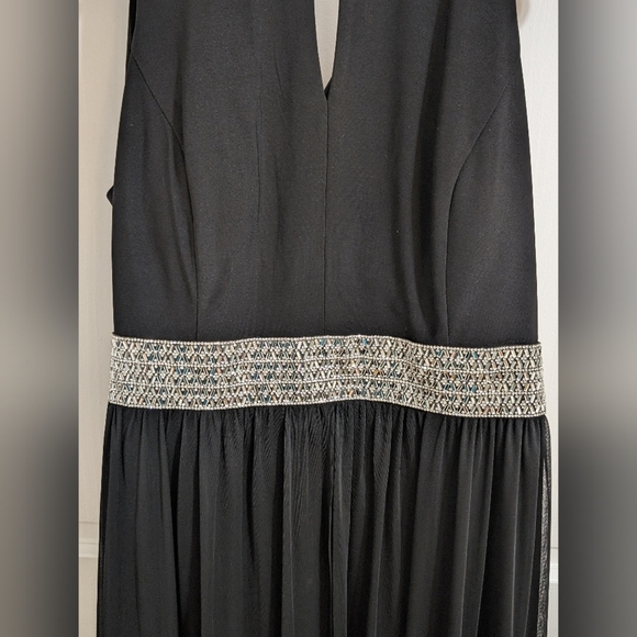 Maxi Dress with Keyhole Cutout, Halterneck and Flowing Skirt - Picture 12 of 15